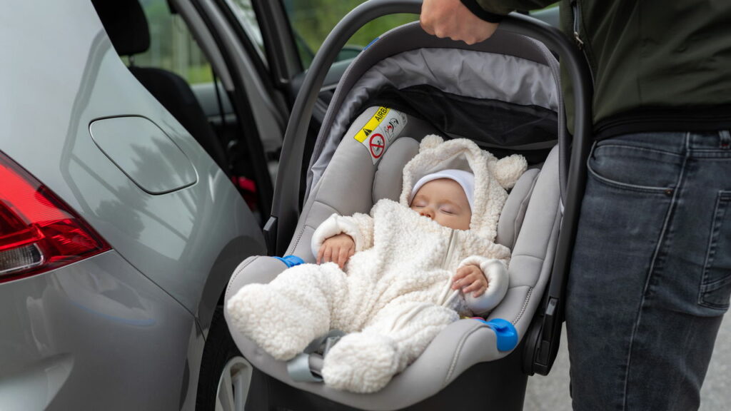 Regras essenciais para cadeirinha em 2025: evite multas graves