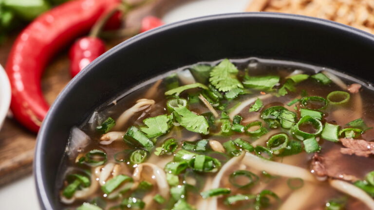 Receitas de caldos caseiros para dar mais sabor às suas preparações