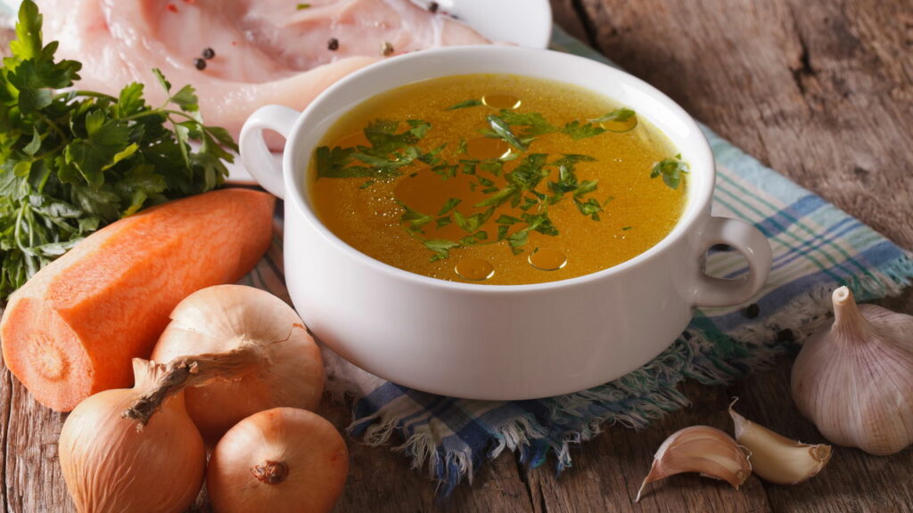 Como transformar restos de legumes em caldos caseiros cheios de sabor
