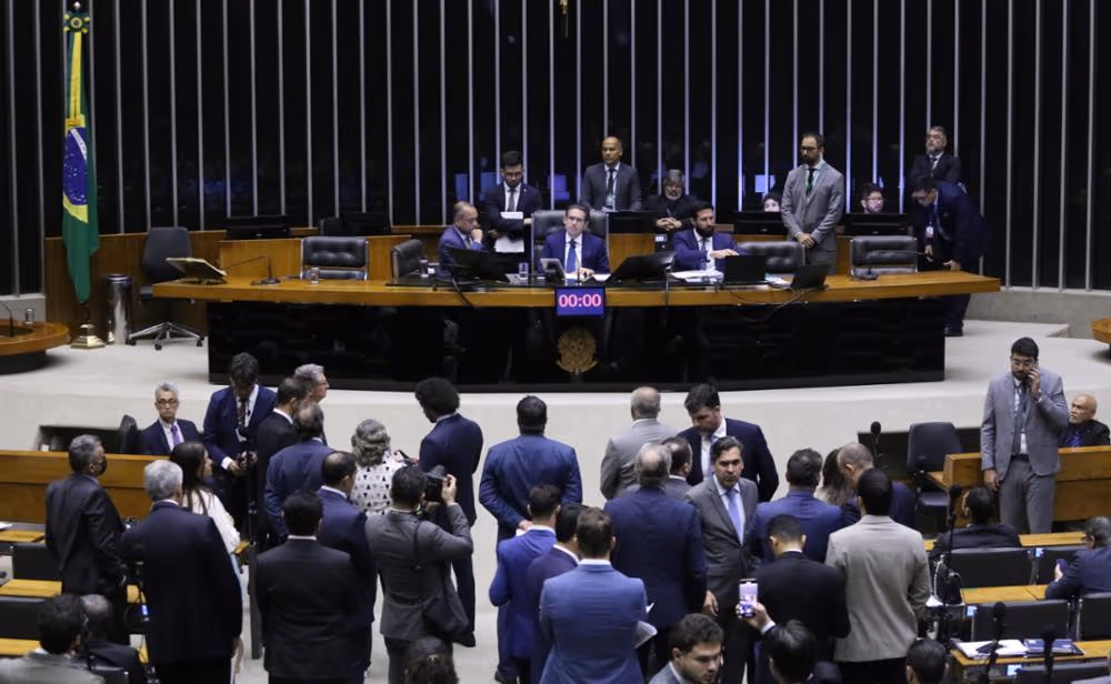 Câmara aprova urgência de projeto que garante retirada rápida de invasores