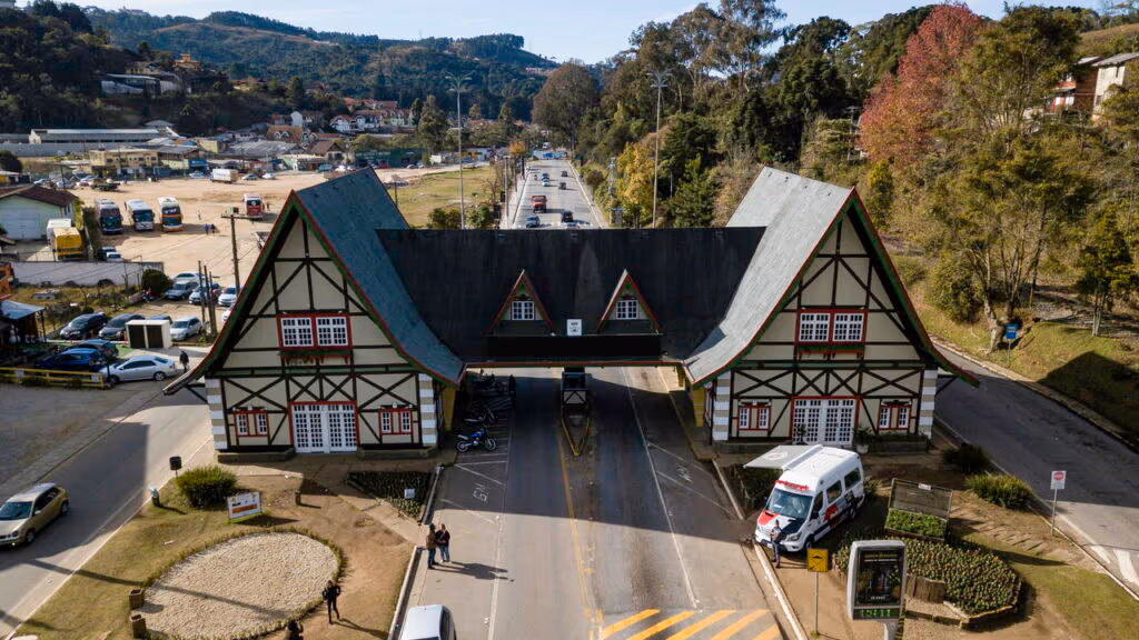 A cidade mais alta do Brasil, onde o frio e a arquitetura alpina a mais de 1.600 metros atraem visitantes o ano inteiro