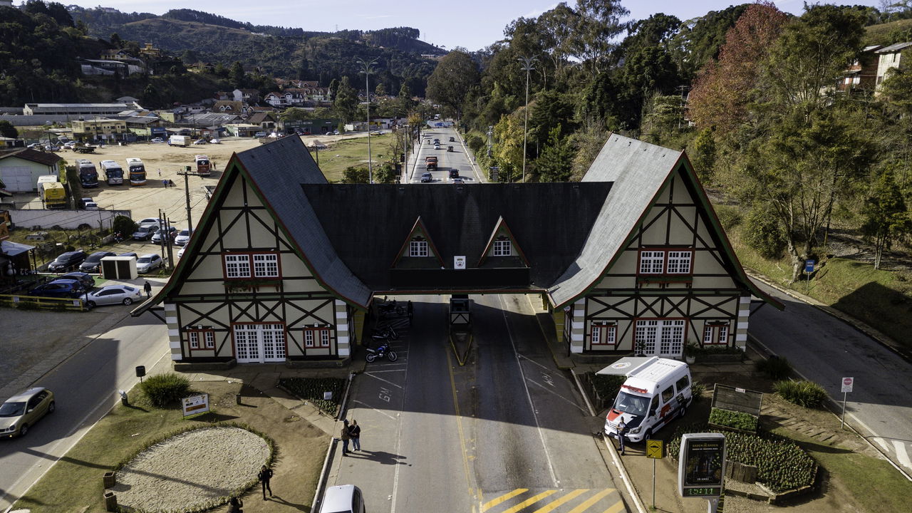 A cidade mais alta do Brasil, onde o frio e a arquitetura alpina a mais de 1.600 metros atraem visitantes o ano inteiro