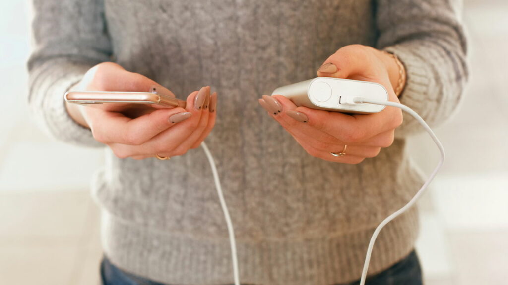 Veja como carregar o celular mesmo sem energia elétrica
