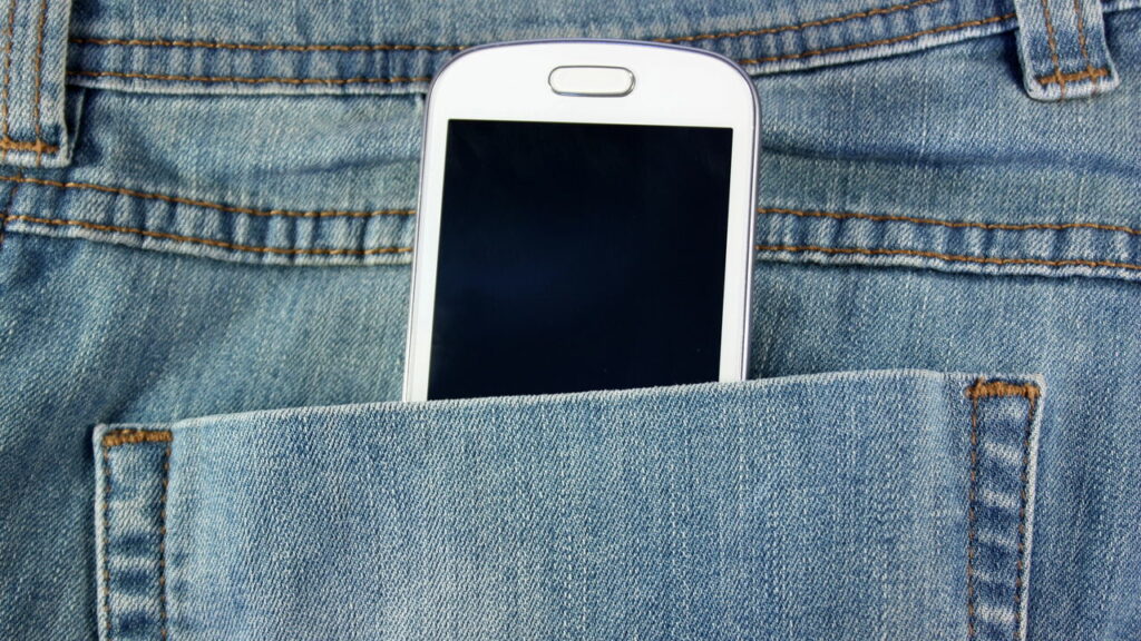 Por que sentimos “vibrações” no bolso mesmo sem o celular?