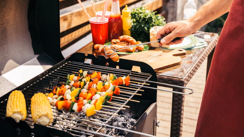 Dicas para fazer um bom churrasco em apartamento sem incomodar os vizinhos