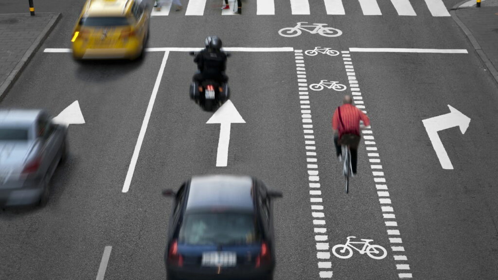 A regra de ouro entre carros e bicicletas que pode evitar acidentes