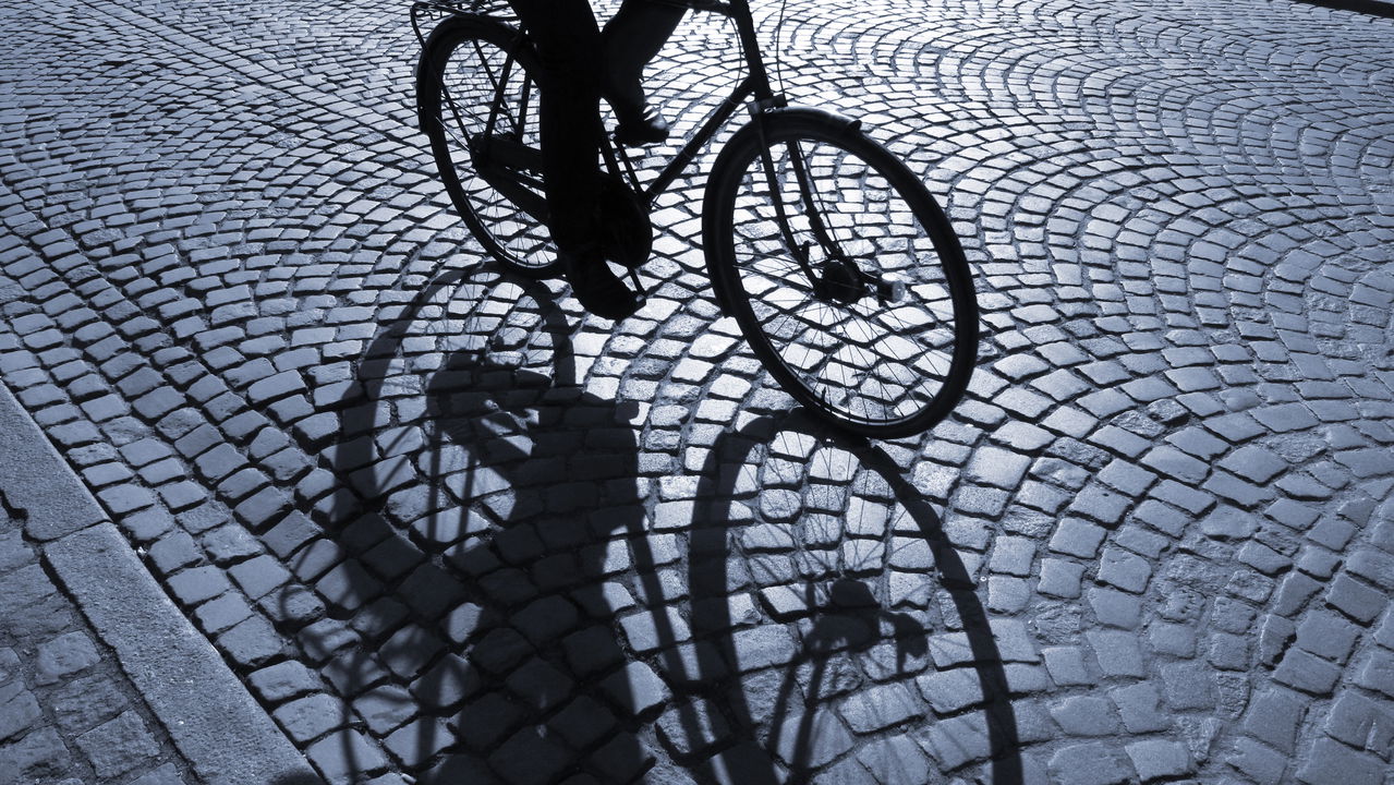 O que diz a lei sobre ciclistas andarem em cima da calçada?