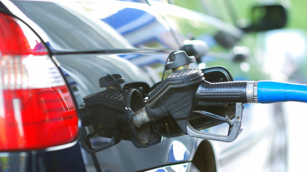 7 hábitos para dirigir gastando menos combustível e economizar de verdade