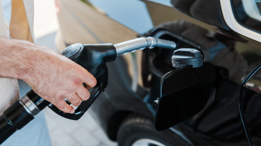 Cinco pistas que revelam se o posto colocou combustível adulterado no tanque do seu carro