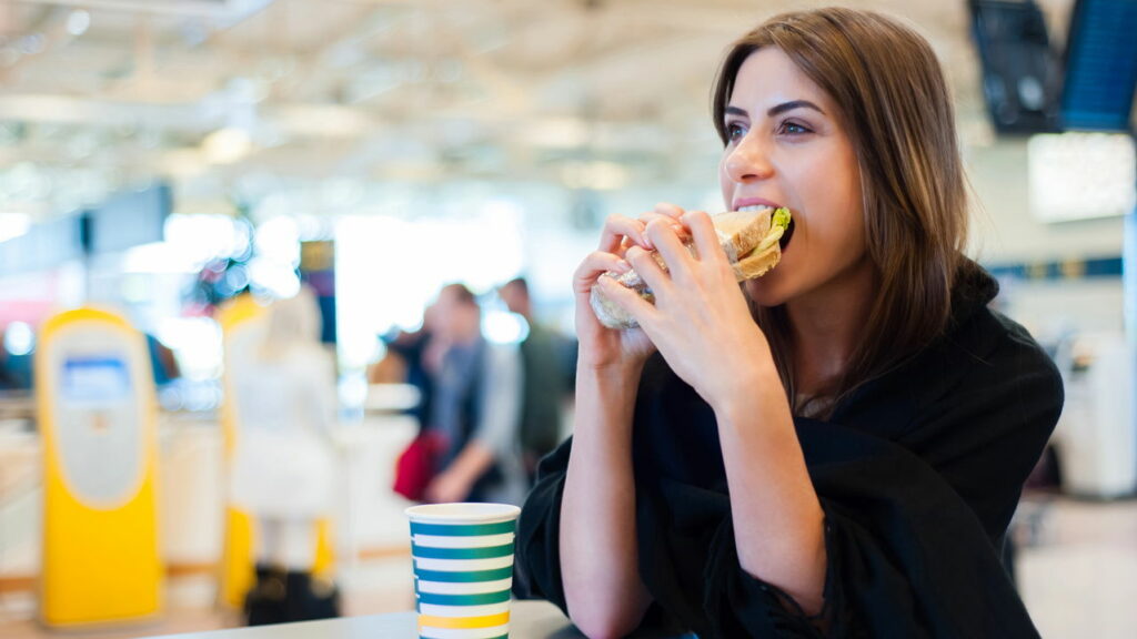 Como economizar em alimentação durante viagens aéreas