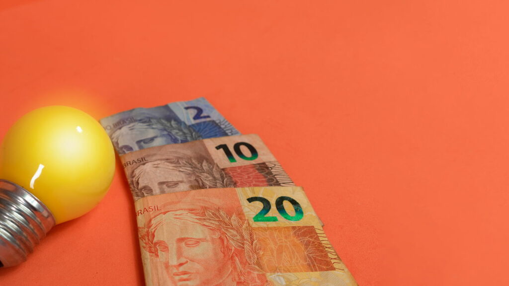 Veja como cortar 15% da conta de energia sem esforço