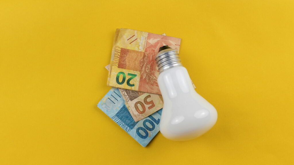 Veja como cortar 15% da conta de energia sem esforço