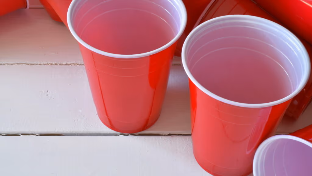 3 motivos para não levar copos de festivais para casa e ajudar o planeta