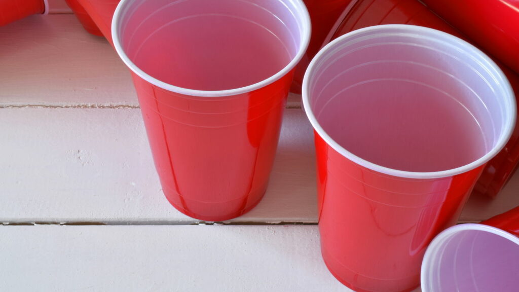 3 motivos para não levar copos de festivais para casa e ajudar o planeta