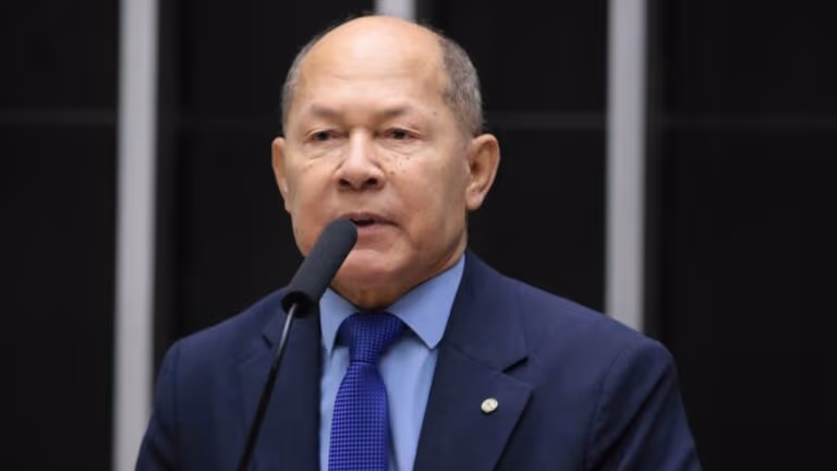 Deputado pede ação das Forças Armadas após decisão de Moraes contra Bolsonaro