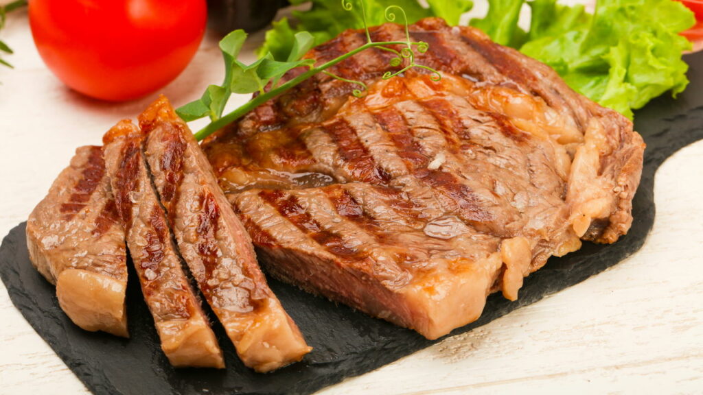 O segredo da costela desfiada na grelha que transforma qualquer churrasco