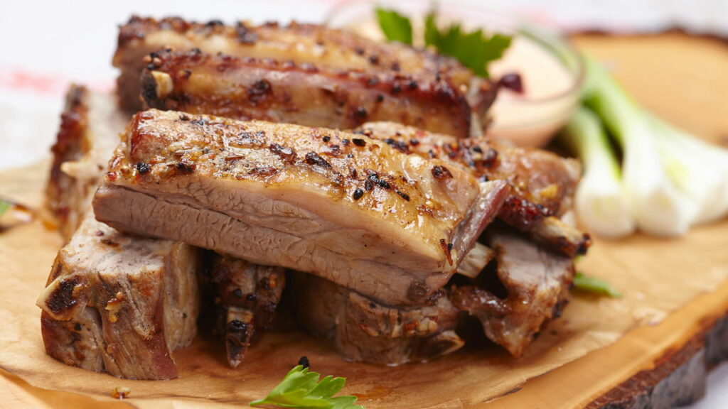O segredo da costela desfiada na grelha que transforma qualquer churrasco