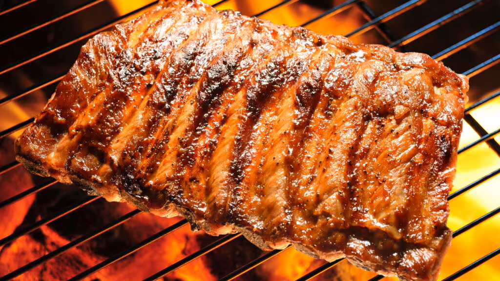 Como preparar uma costela suína no forno com sabor de churrasqueira