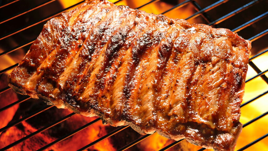 Como preparar uma costela suína no forno com sabor de churrasqueira