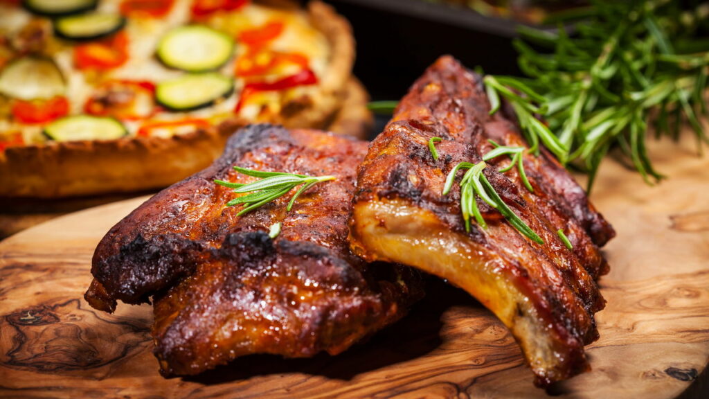 Como preparar uma costela suína no forno com sabor de churrasqueira