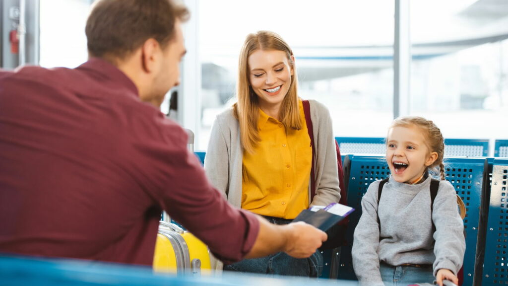 Esses itens fazem toda a diferença ao viajar de avião com crianças