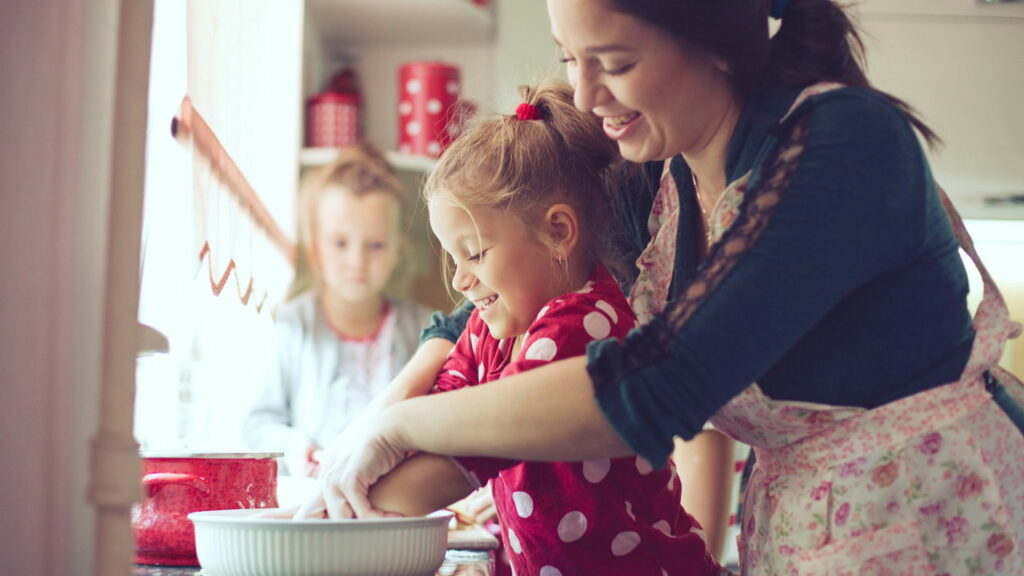As melhores dicas para cozinhar com crianças de forma divertida e segura