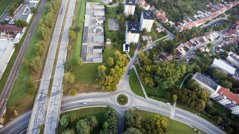 A melhor maneira de evitar acidentes em cruzamentos movimentados