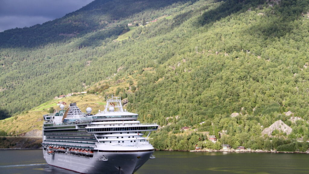 Barcelona diz basta ao turismo em massa e fecha dois terminais de cruzeiros