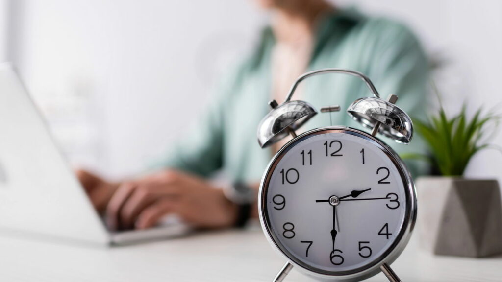 O que significa uma pessoa acordar todos os dias sem despertador, segundo a psicologia