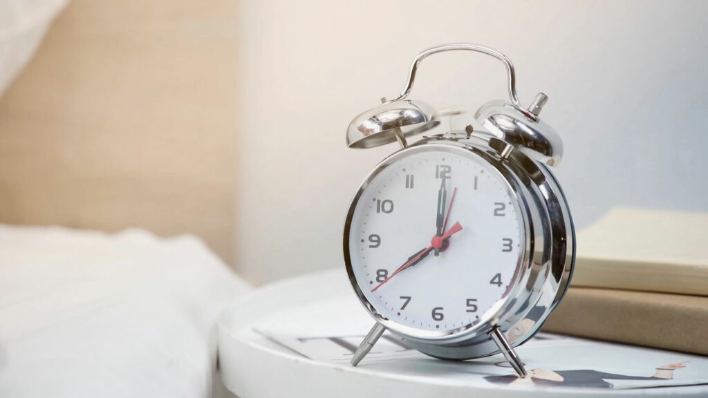 O que significa uma pessoa acordar sempre todos os dias sem despertador, segundo a psicologia