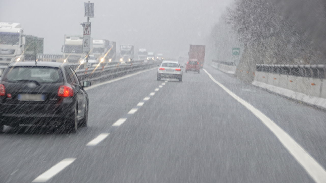 Cuidados essenciais para dirigir com segurança em neblina e chuva forte