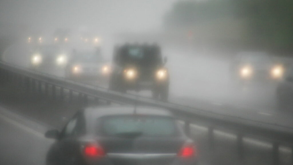 Cuidados essenciais para dirigir com segurança em neblina e chuva forte