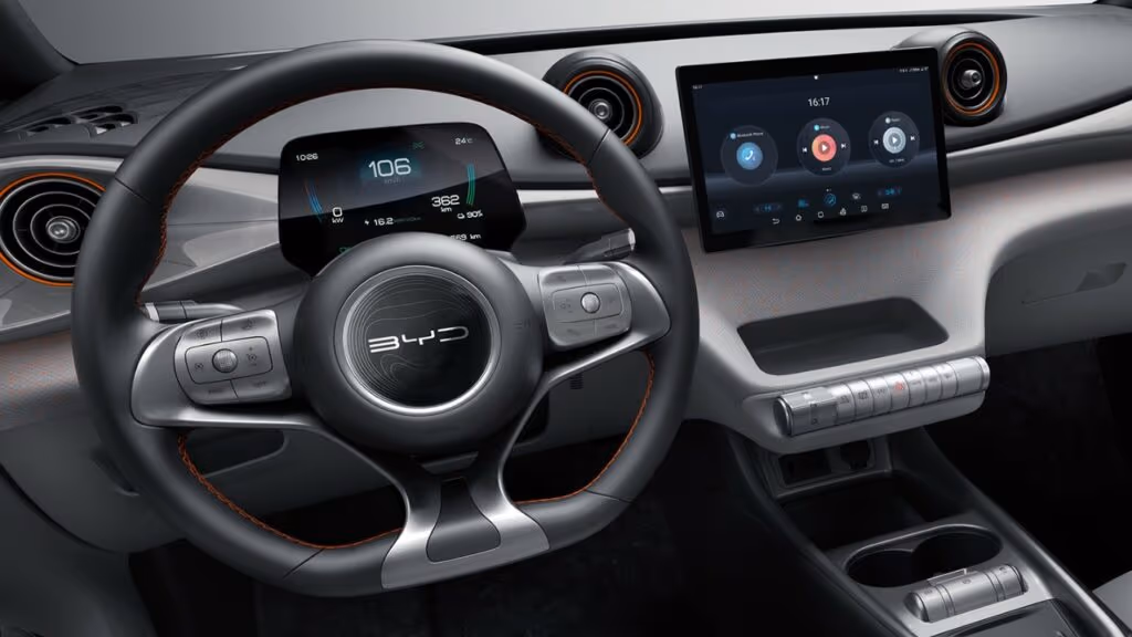 O carro mais vendido da BYD roda até 330 km e agora tem motor de 204 cv e comando por voz