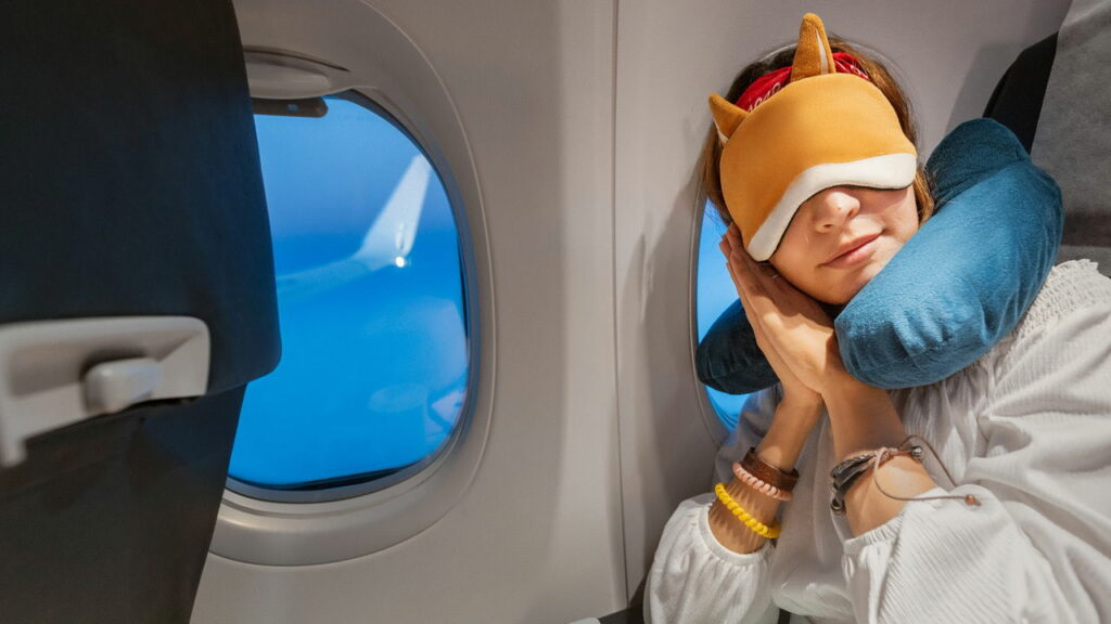 Truques para dormir melhor no avião e acordar disposto