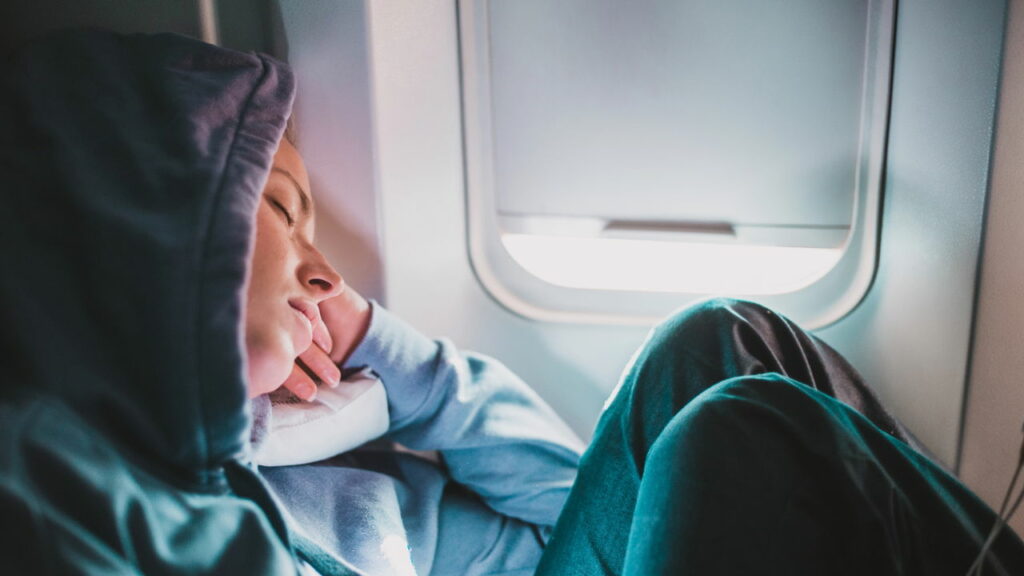 Dicas para dormir melhor durante voos longos — o que levar e como se preparar