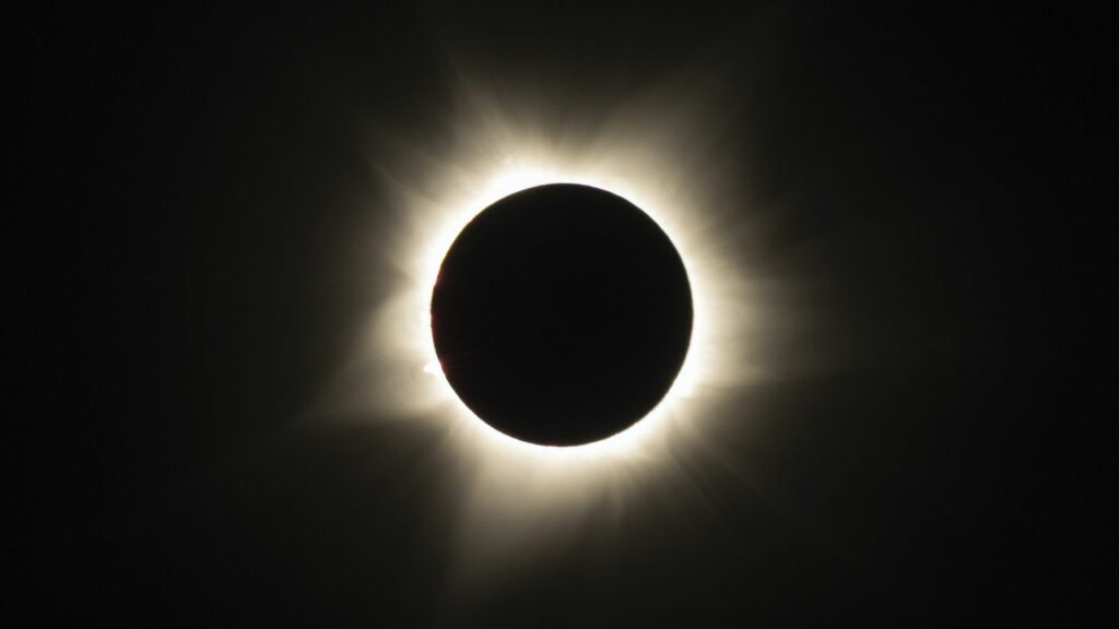 5 sintomas comuns que surgem durante um eclipse total e como aliviar