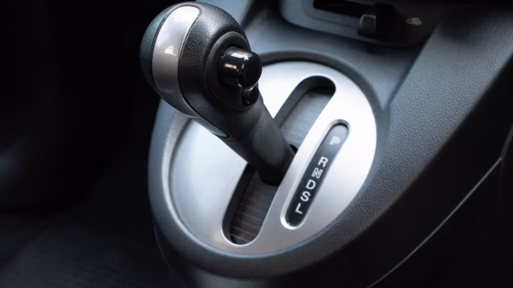 Por que não deixar o carro em ponto morto nas descidas