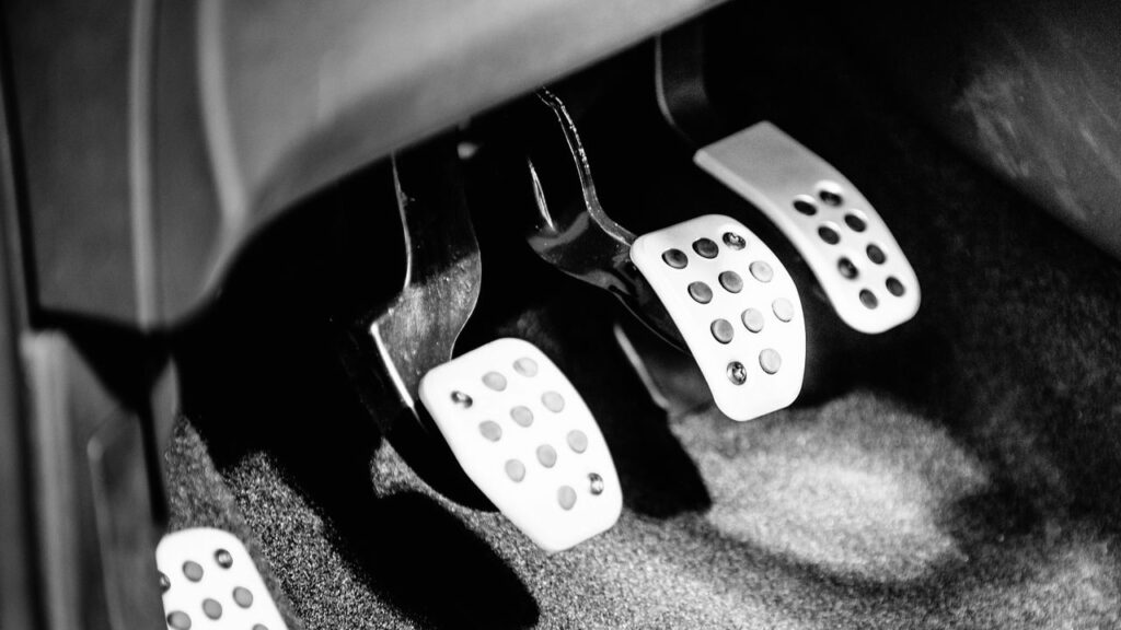 Por que não deixar o carro em ponto morto nas descidas