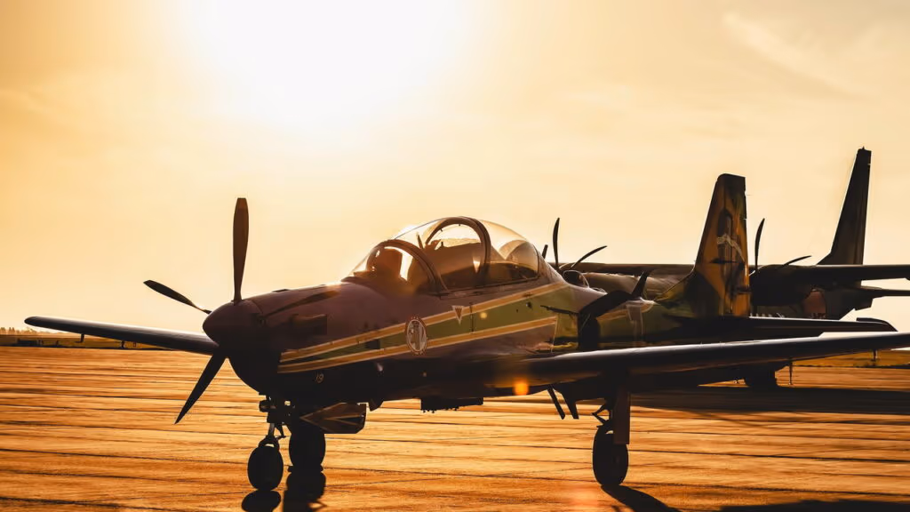 Avião da Força Aérea Brasileira cai no interior de SP