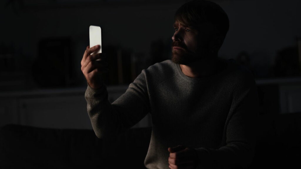 Veja como carregar o celular mesmo sem energia elétrica