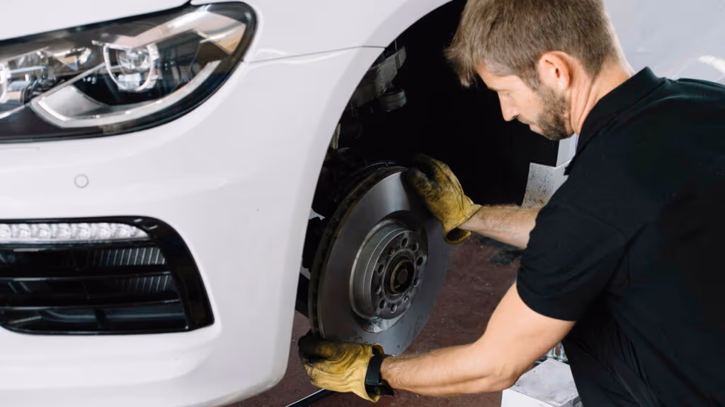 Por que o uso do farol baixo é obrigatório em rodovias