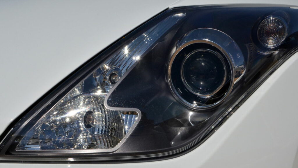 Por que o uso do farol baixo é obrigatório em rodovias