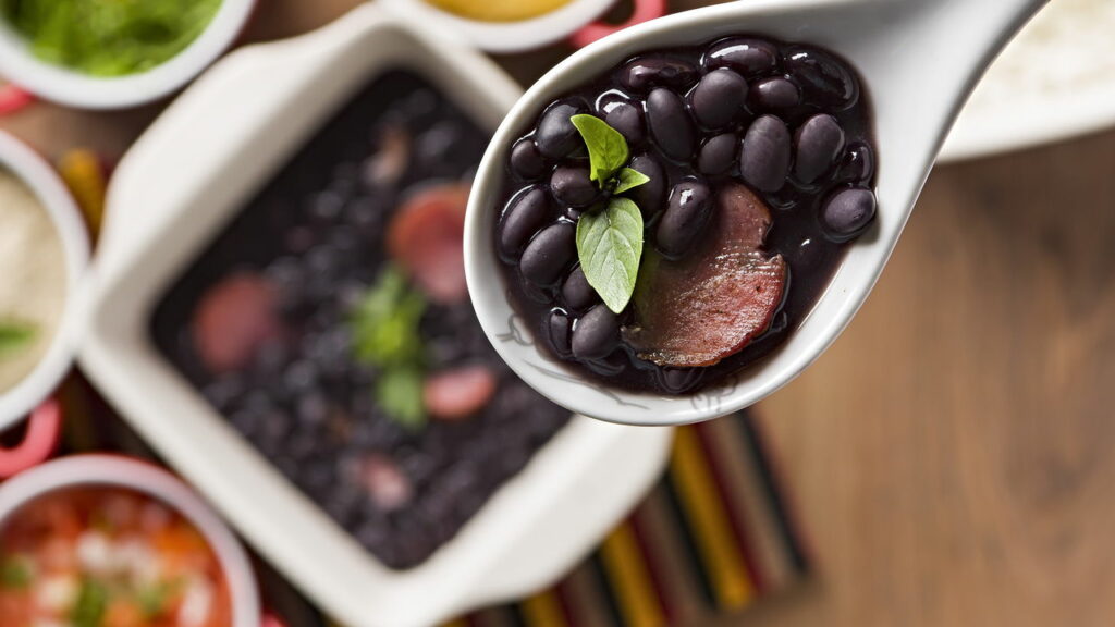 Como deixar a feijoada mais leve sem perder o sabor