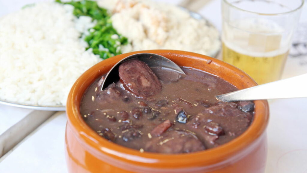 Como deixar a feijoada mais leve sem perder o sabor