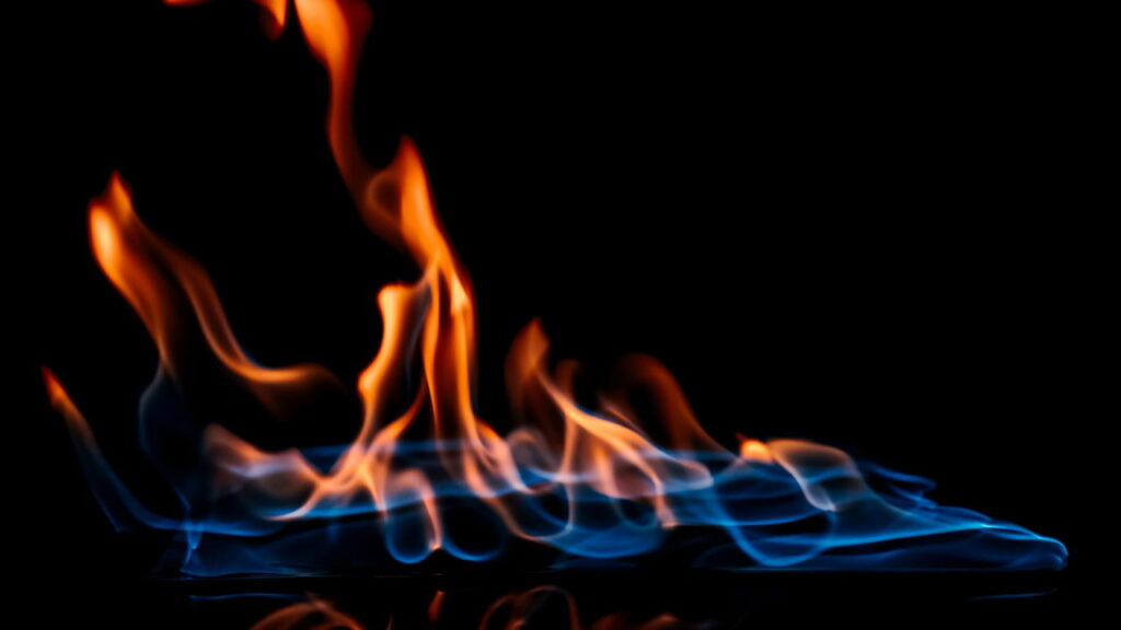 Por que o fogo muda de cor em determinadas situações naturais?