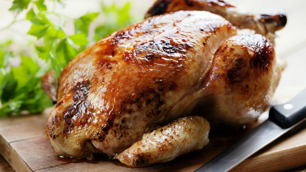 6 receitas fáceis com sobras de frango assado para variar o cardápio