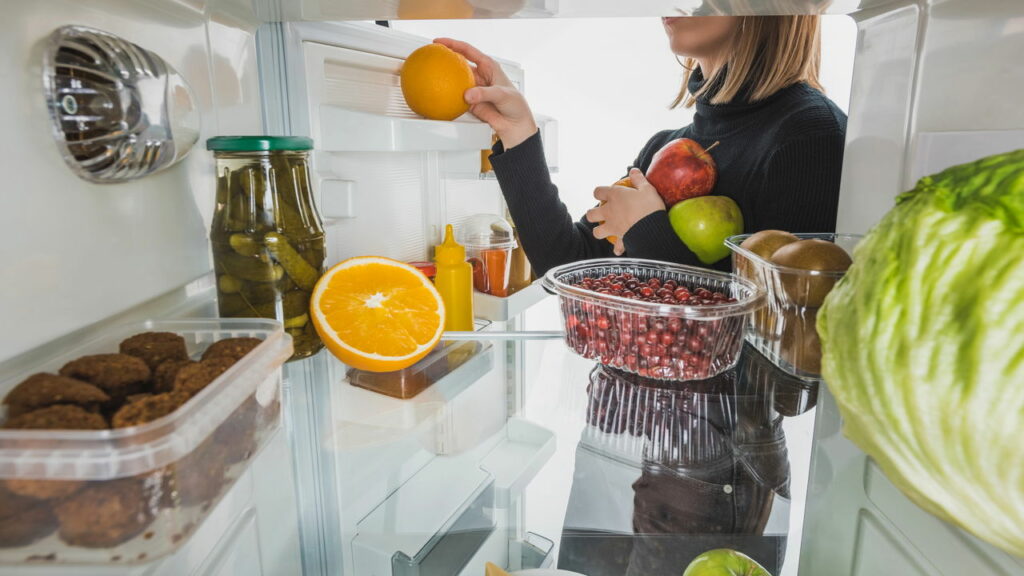 As melhores dicas para organizar a geladeira e conservar alimentos