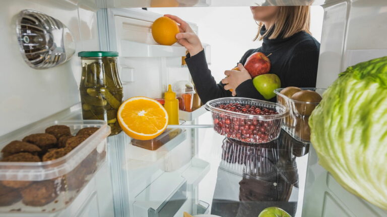 As melhores dicas para organizar a geladeira e conservar alimentos