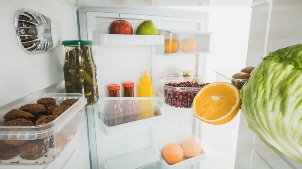 Abrir a geladeira com frequência pode aumentar o consumo de energia - Créditos: depositphotos.com / VadimVasenin