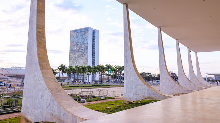 PM fecha acesso de turistas à Praça dos Três Poderes